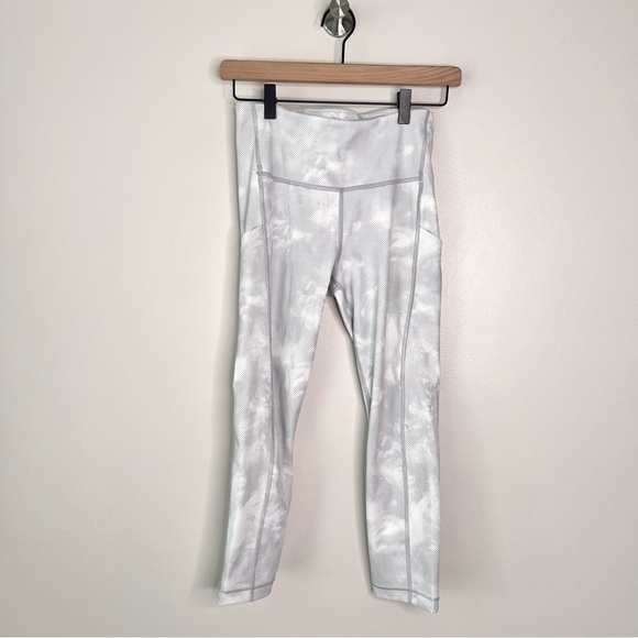 ATHLETA Ultimate Stash Pocket Printed Capri - Picture 2 of 13